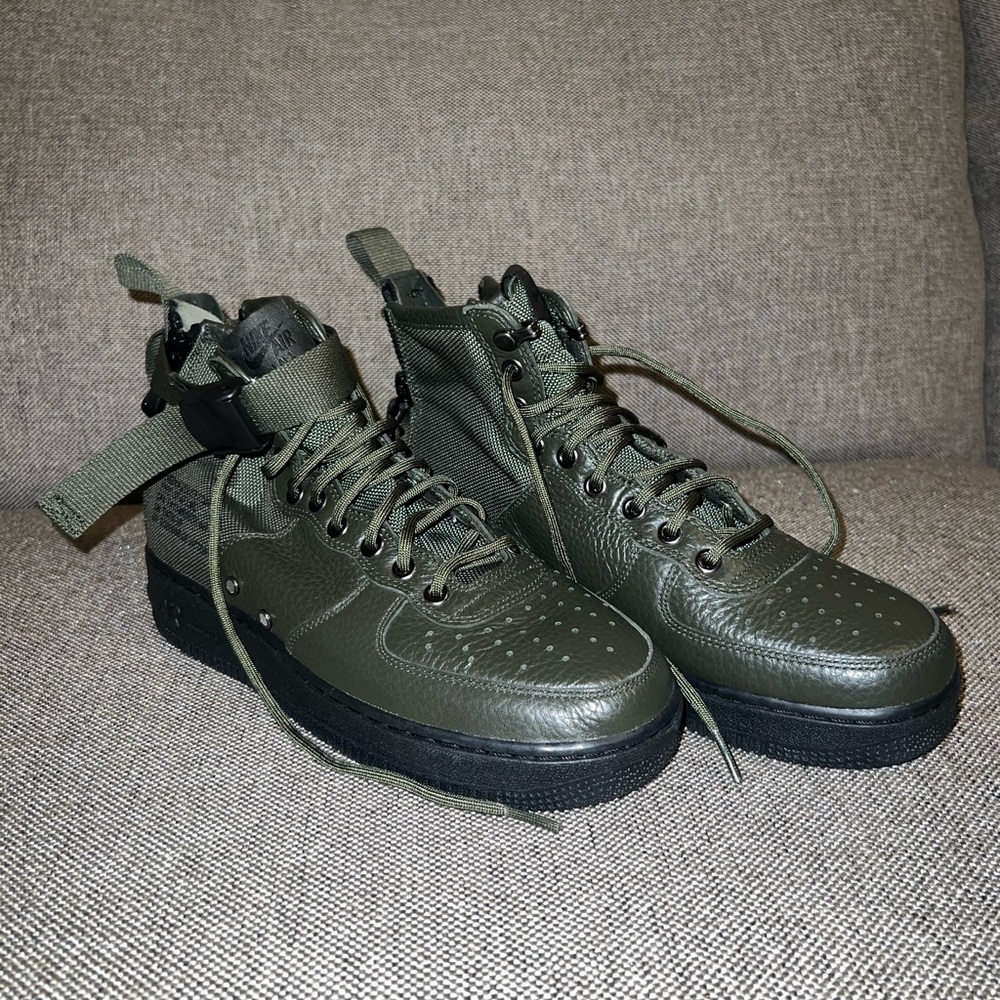 Nike SF Air Force 1 Mid - Mens size 8